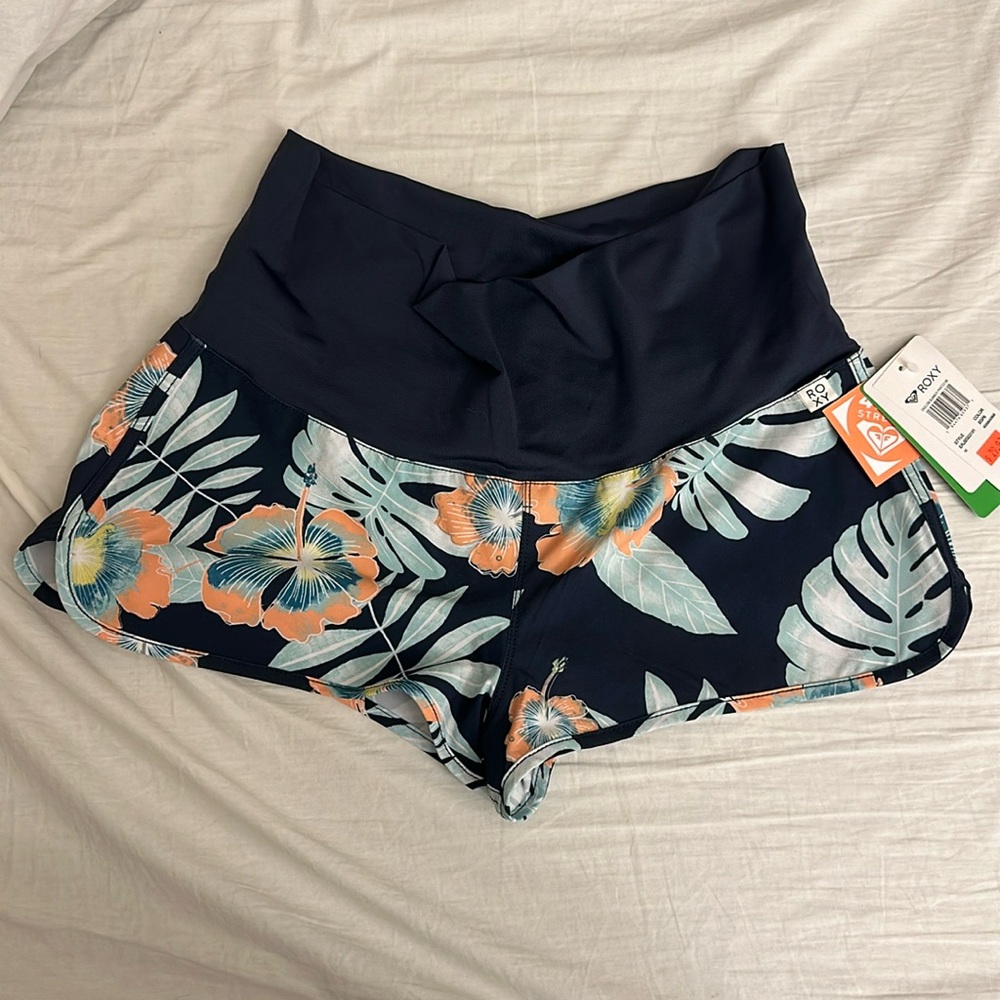 NWT Roxy board shorts - M